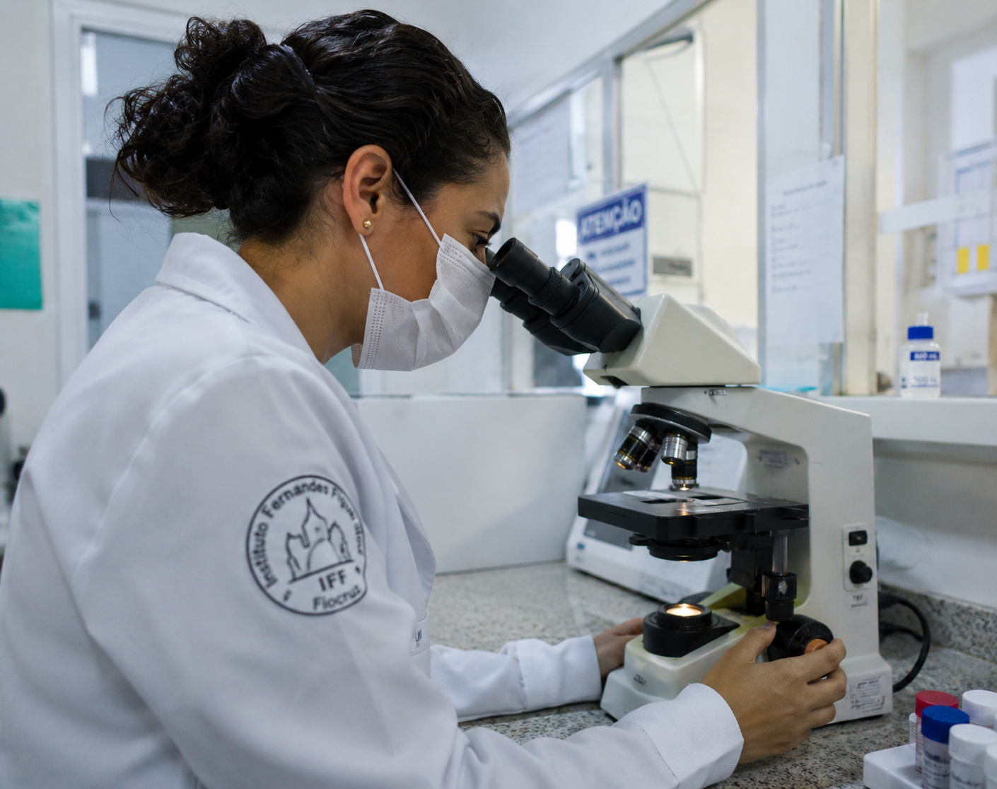 Profissional de saúde analisando lâmina ao microscópio em laboratório