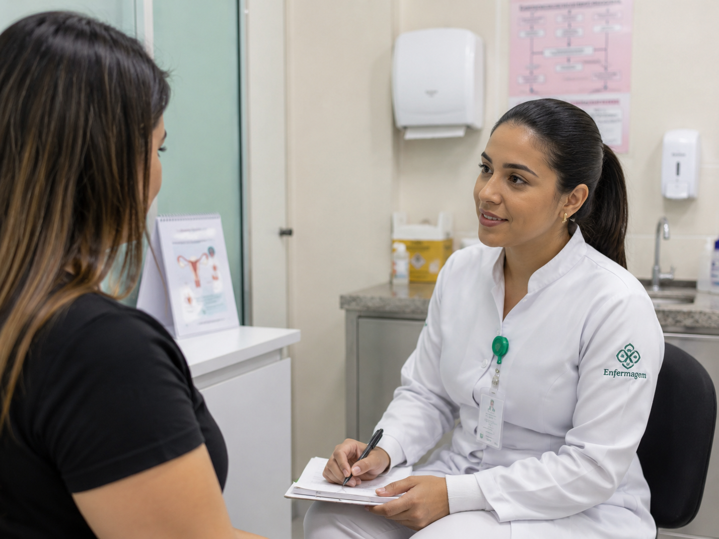 Enfermeira em consulta com paciente, anotando conduta clínica